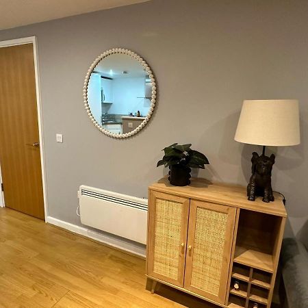Modern City Centre Apartment In Swindon Exterior photo
