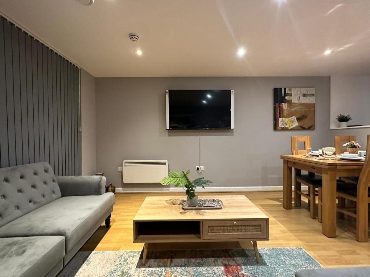 Modern City Centre Apartment In Swindon Exterior photo