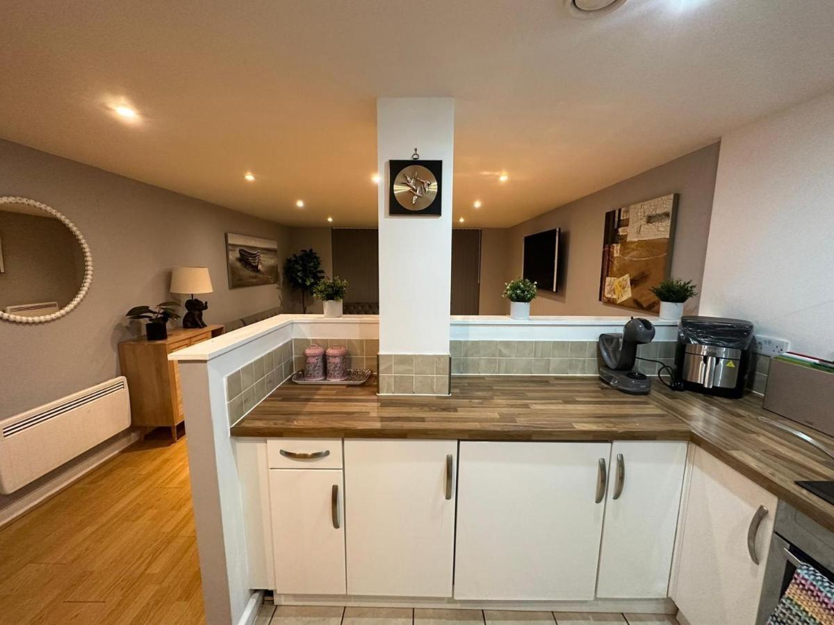 Modern City Centre Apartment In Swindon Exterior photo