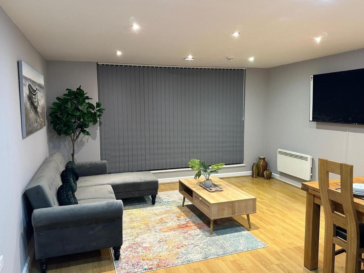 Modern City Centre Apartment In Swindon Exterior photo